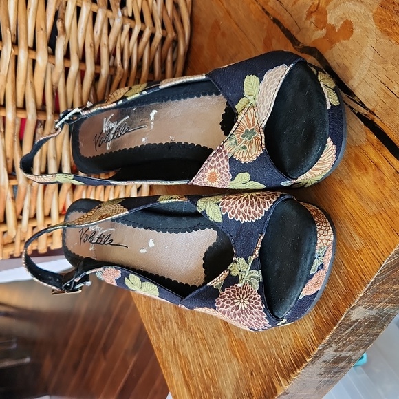 Very Volatile Canvas Floral Shoes - Picture 2 of 16